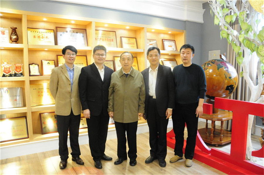 國家人社部原副部長楊志明（左三）一行蒞臨大衛參觀指導，大衛董事長蔣衛（左二）.jpg