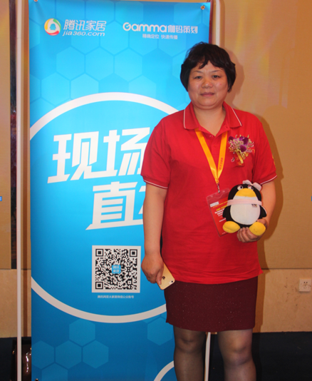 （江蘇鹽城經(jīng)銷商朱粉蘭被授予“杰出貢獻獎”）.png