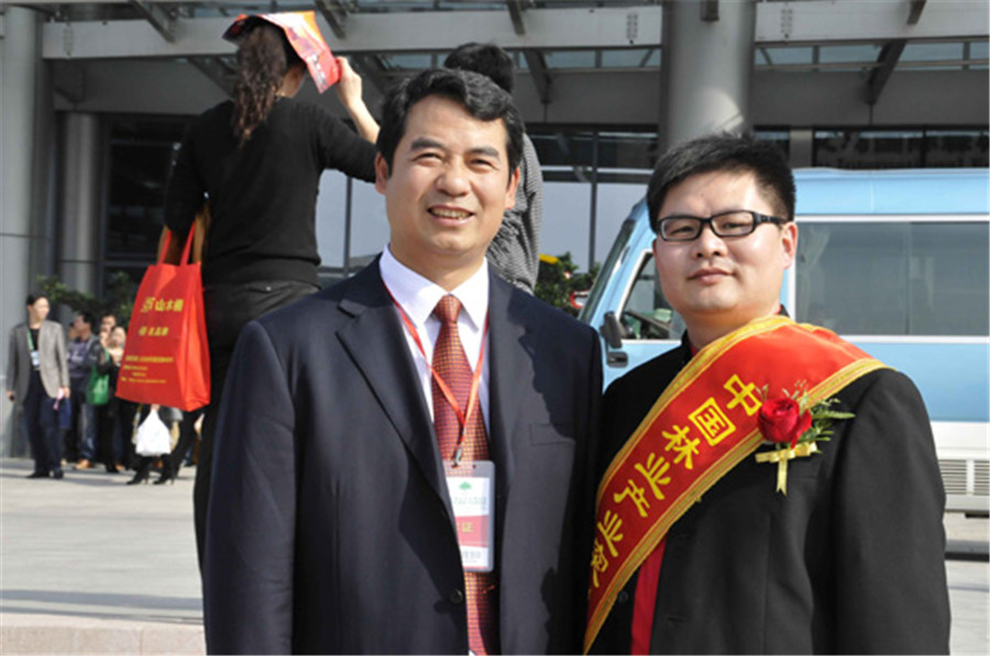 大衛(wèi)地板蔣董榮獲“中國林業(yè)產(chǎn)業(yè)突出貢獻獎”.jpg